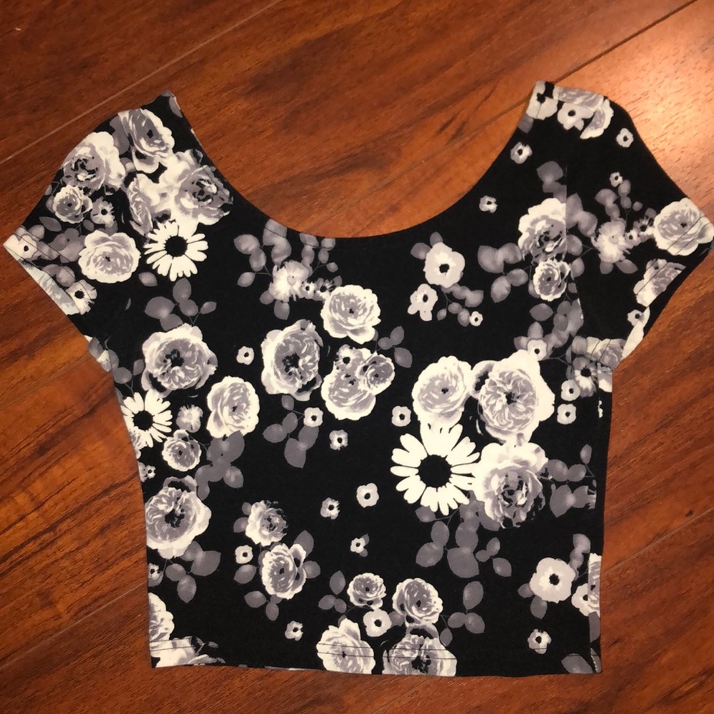 Crop top with white and grey flowers